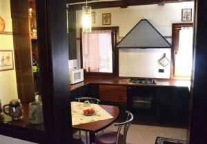 cocina con mesa, mesa y sillas en Relaxing Venetian Flat, en Venecia