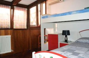 1 dormitorio con litera y escritorio con lámpara en Relaxing Venetian Flat, en Venecia 4 fotos más