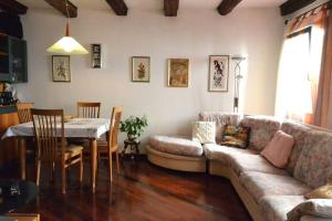 una sala de estar con un sofá y una mesa en Relaxing Venetian Flat, en Venecia