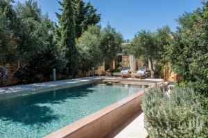 una piscina en un patio con árboles en Villa Dimi, en Kalathas