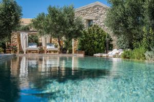 una piscina frente a una casa en Villa Dimi, en Kalathas