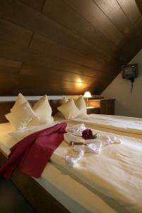 מיטה או מיטות בחדר ב-Landgasthof zum Hirschen