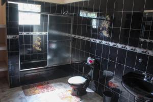 Ett badrum på Kool Rooms Guest House