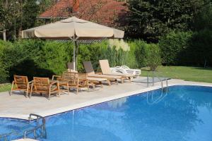 Der Swimmingpool an oder in der Nähe von Damla Pansiyon