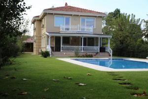 ein Haus mit einem Swimmingpool im Hof in der Unterkunft Damla Pansiyon in Sapanca