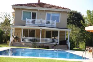 Der Swimmingpool an oder in der Nähe von Damla Pansiyon
