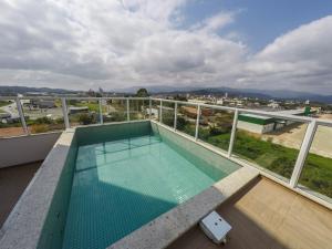 a swimming pool on the roof of a building at Tri Hotel São João Batista in São João Batista