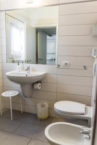 La salle de bains est pourvue d'un lavabo, de toilettes et d'un miroir. dans l'établissement La Sciora Oliva, à Chiavenna