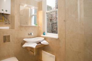 y baño con lavabo y ducha. en Ariel Studio Close to St. Stephen Basilica, en Budapest