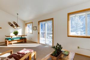 uma sala de estar com um sofá e uma mesa em Elephant Mountain Cabin at Filoha Meadows em Redstone