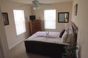 um quarto com uma cama, uma cómoda e 2 janelas em Sandy Ridge Pool Home em Davenport