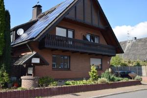 uma casa com um painel solar no telhado em Pension Heister em Isselburg