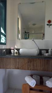a bathroom with a tub and a large mirror at Pousada Pinho Bravo in Camanducaia