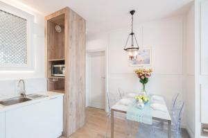 cocina y comedor con mesa y sillas en Elegance Sopot Gdynia Apartment, en Sopot