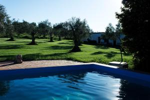 Swimming pool sa o malapit sa Casa Rural Ecológica Huerta del Pirata