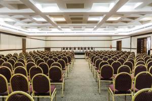 une salle de conférence vide avec des chaises et des tables dans l'établissement Grand Bittar Hotel, à Brasilia