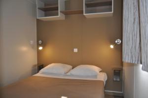 1 dormitorio con 1 cama con 2 almohadas blancas en Corsica Paradise en Calcatoggio