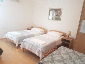Zimmer mit 2 Betten und einem Tisch in der Unterkunft Nice Studio apartment for 2 in Dubrovnik