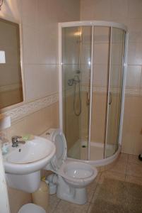 Kúpeľňa v ubytovaní Apartament w Kozubniku z widokiem na góry