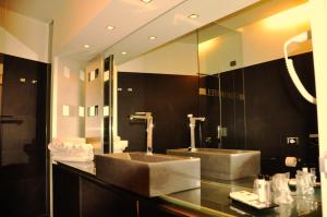 a bathroom with two sinks and a large mirror at Star Hotel Airport Verona in Dossobuono