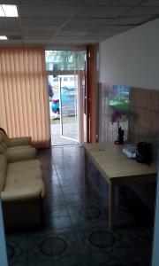 阿爾巴·尤利亞·的住宿－Garsoniera Del Dodo，客厅配有沙发和桌子
