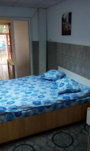 阿爾巴·尤利亞·的住宿－Garsoniera Del Dodo，一间卧室配有一张带蓝色棉被的床