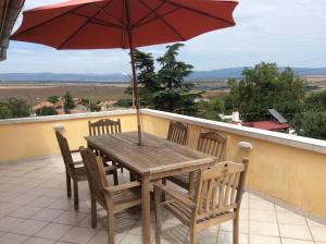 A balcony or terrace at Villa Tunley