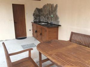 cocina con mesa de madera y fregadero en Villa Tunley, en Medovo