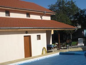 The swimming pool at or close to Villa Tunley