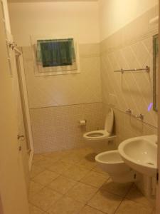 カポリーヴェリにあるAppartamenti Diegoのトイレと洗面台付きのバスルーム