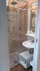 un bagno con doccia e lavandino di B&B Micucco a Milazzo