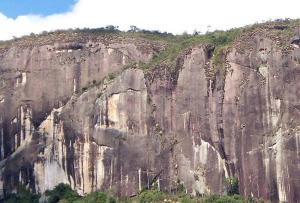 ペトロポリスにあるPousada Jacu Acuの木々が植えられた岩山