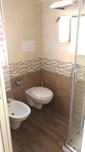 un bagno con un water e un lavandino di B&B Micucco a Milazzo