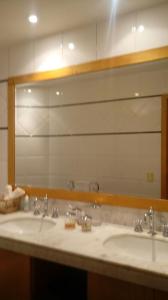 baño con 2 lavabos y espejo grande en Ed Firenze, en Río de Janeiro