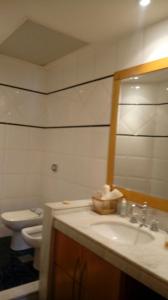 y baño con lavabo, aseo y espejo. en Ed Firenze, en Río de Janeiro