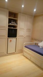 1 dormitorio pequeño con 1 cama y cocina en Ed Firenze, en Río de Janeiro