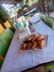 ein Tisch mit Croissants und anderem Gebäck darauf in der Unterkunft Beb Da Tina in Roccasecca