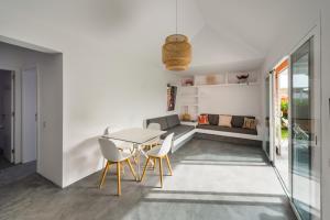 a living room with a table and chairs and a couch at Bungalow en Maspalomas, Los Melocotones in Playa del Ingles