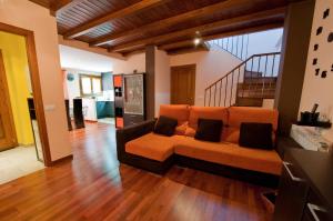 uma sala de estar com um sofá e uma escada em Casa Forn em Pujal