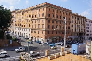 une rue de la ville avec des voitures garées devant un bâtiment dans l'établissement Le Stanze Di Elle, à Rome