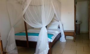 Tempat tidur dalam kamar di Southern Cross Hotel Mtwara