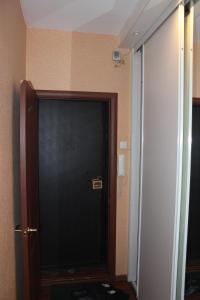 アルハンゲリスクにあるКвартира в центре Воскресенская 75к1の廊下付きの部屋の大きな黒いドア