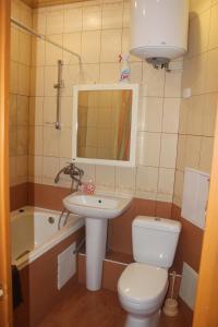 アルハンゲリスクにあるКвартира в центре Новгородский 113のバスルーム(洗面台、トイレ、バスタブ付)