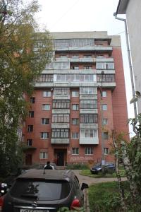 アルハンゲリスクにあるКвартира в центре Воскресенская 75к1の赤レンガ造りの大きな建物
