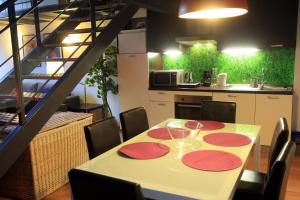 a table with red plates on it in a kitchen at Alojamiento ciudad las artes in Valencia