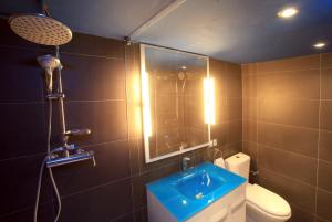 a bathroom with a blue sink and a toilet at Alojamiento ciudad las artes in Valencia