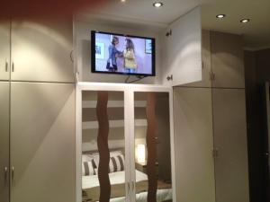 Televiisor ja/või meelelahutuskeskus majutusasutuses Hotel Val De La Cascade