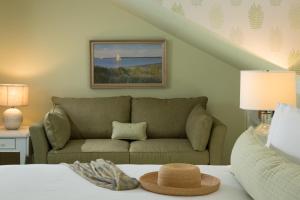 Brass Lantern Inn في نانتوكيت: غرفة معيشة مع أريكة وسرير