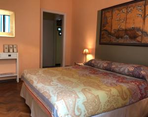 ein Schlafzimmer mit einem Bett und einem Wandgemälde in der Unterkunft CAFFELETTI friendly B&B in Torre del Lago Puccini