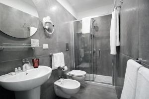 ナポリにあるToledostopのバスルーム(洗面台、トイレ、シャワー付)